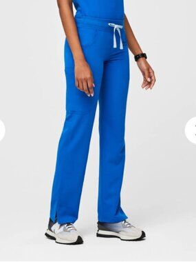 FIGS Kade Cargo Petite Scrub Pants in Royal Blue | Petite XXS